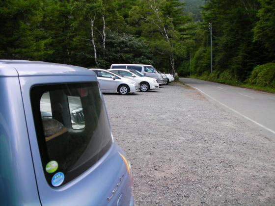 1046　下山完了。上のPは満車で下のPにも8台ほど停まっていました。東端山頂碑から103分でした