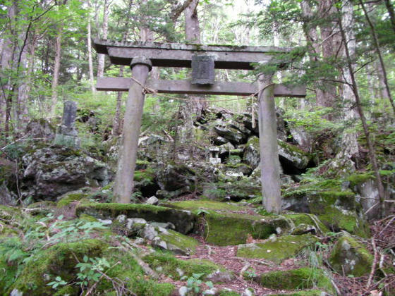 1417 堰に沿ってしばらくは水平道が続きます