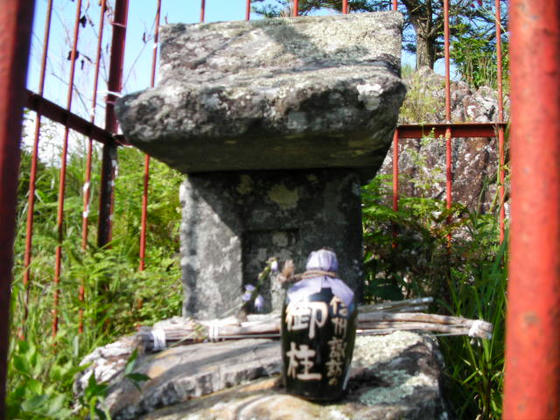 1519 守屋神社奥の院には御柱の徳利が供えられていました