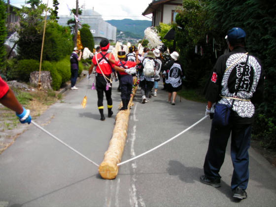 1204　細い御柱ですが底は削られて道路には曳き跡が立派に残ります。