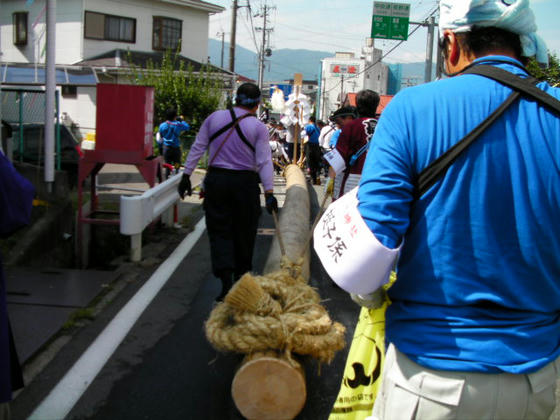 1028　八剣三之柱。横から見たら綺麗だったので後からも見てみるとスラリと伸びた素性の良い柱でした