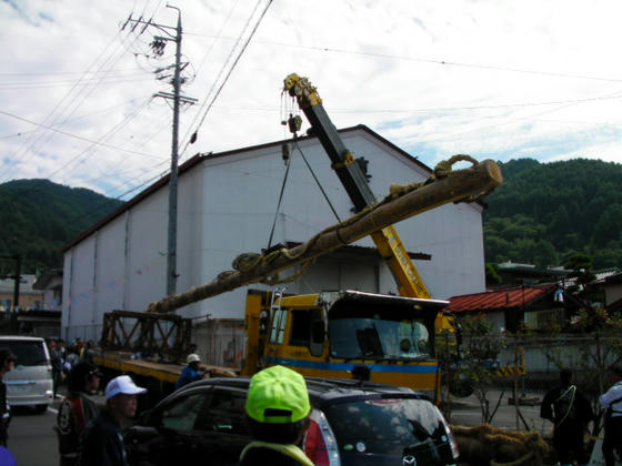 1052 トラック到着し積み込み中