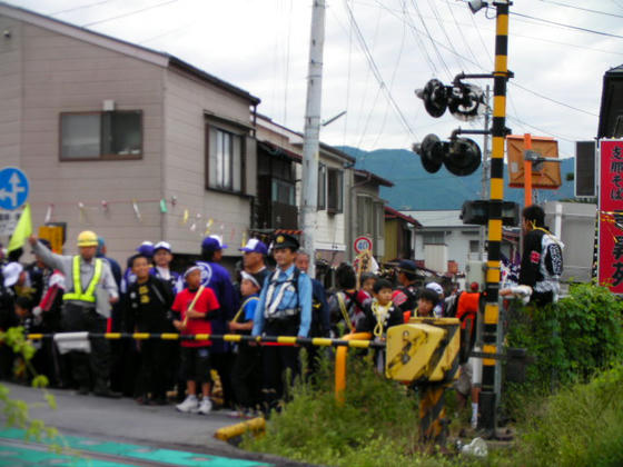 1514　一之柱踏み切り横断待機