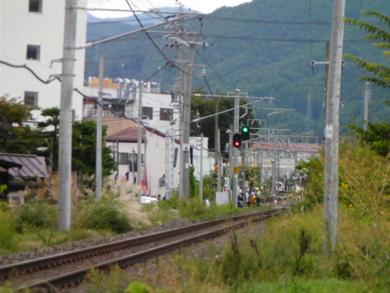 1519　ひとつ上諏訪駅寄りの踏切では手長神社の御柱が踏み切りを横断します