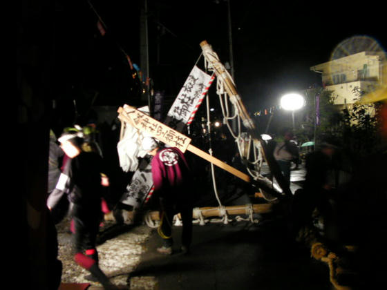 1901　四之柱は既に神社裏へ曳き付けられ大休止していました