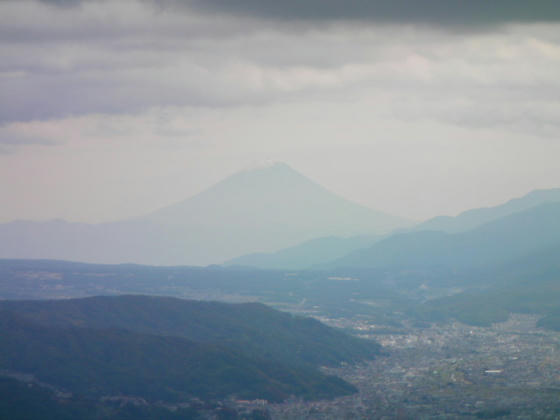 1336　富士山の山頂部は僅かに冠雪していました