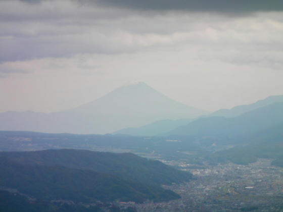 1336 富士山の山頂部は僅かに冠雪していました