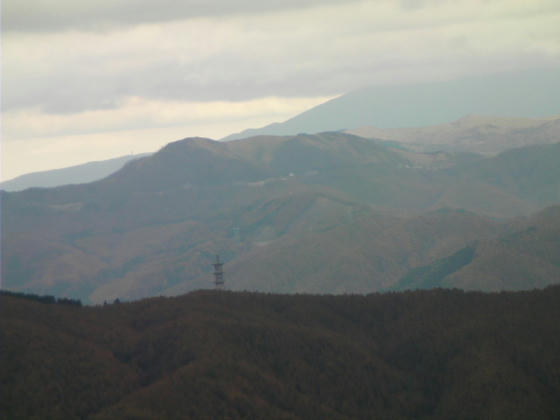 1337　鷲ヶ峰。手前の山々も綺麗に紅葉しています