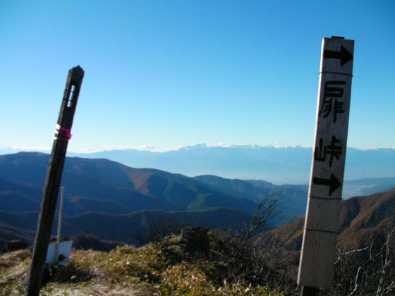 1443 「扉峠」への道標。以前は無かったような???