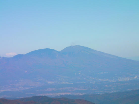 1429　黒斑と浅間。冠雪は確認できず。尤も2500m台かぁ