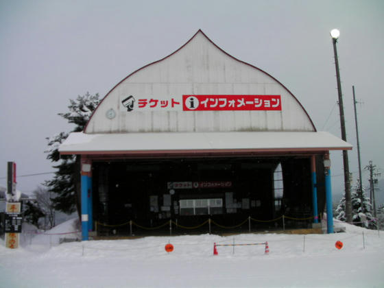 831　チケセンはユニークな建物でした。2段ほどの階段を登りますが、雪が多ければフラットになるのかな？