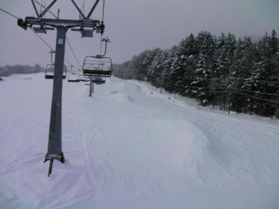 833 ピーチライナー(クワッド)乗車中に見た意味不明の雪山。何かの目的で作られたようですが…