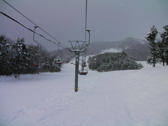 844 中腹行きのメロンライナー(シングル)降り場直下は未圧雪ゾーンのようです