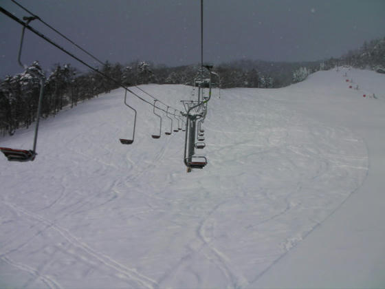 848 線下も滑走可能でした(確認済み)前夜からの降雪がありましたが、前日の滑走跡を埋めるほどは降らなかったようです