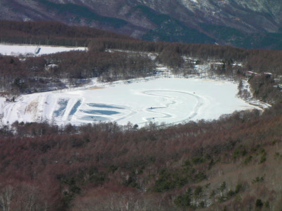 1056　女神湖には氷上サーキットが出来ていて車が走っているのが見えました。午後八子ヶ峰西峰ではエンジン音も聞こえました