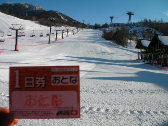 826　山麓駅の窓口は賑ってましたが、ゲレンデの窓口はこの時間で漸く受け付けてくれました