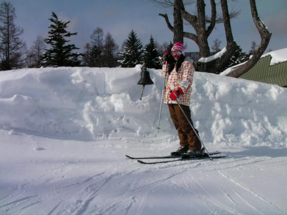 948　第1高速降り場付近の鐘。右後の木はモニュメントの木だそうです。ここの降雪が自然降雪なら120～130位ありそうな感じでした