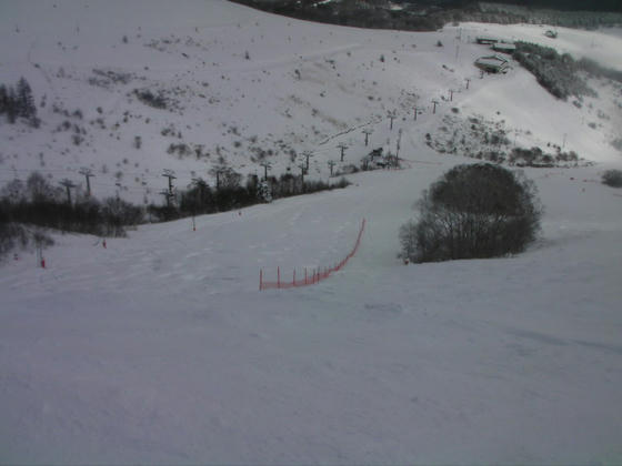 1007　山頂から新雪ゾーンを滑ってみます。ネットの右側狙いです。(キャプテンコース)