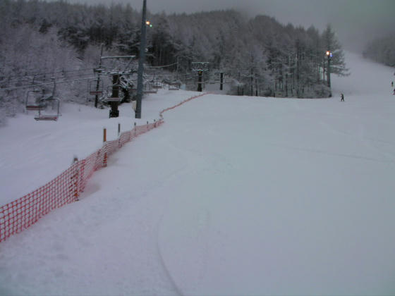 1001　アンデルマット下部右端。この時間の脇新雪はそれなりに美味しかったですが、午後は重重になりました