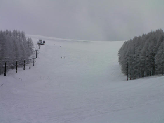 1140　エコー第2Cは圧雪の上に10cm位の新雪が乗っていました。画像のリフトは運休で、クワッドからのアクセスになります