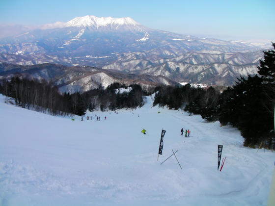 916　シークレットA滑り出し部＝コブ専と御岳山。1600＊1200でご覧下さい