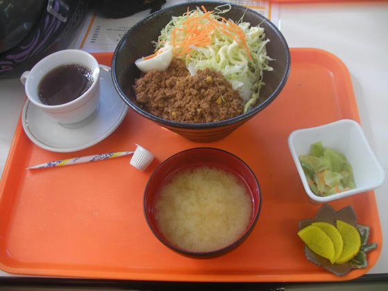 1227　ペンションKAORUさんの「本日のランチ＝肉味噌丼卵付き+コーヒー」＠1000。丼が見た目以上に深くて腹一杯一杯でした。