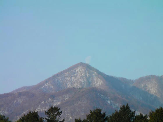 750　駒ケ岳SAにて、山に沈む半月