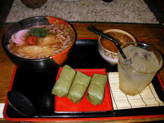 1338　事故渋滞の影響で法隆寺Pに1330頃到着。直ぐ近くにあった食堂にて。「梅うどん」「柿の葉寿司」「葛餅」「ジンジャーエール」のセット＠1500。ジンジャーエールは生の生姜を摩り下ろした本物で、ピリピリしてました