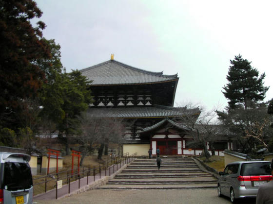 1632　東大寺大仏殿西面。時間切れで閉門…