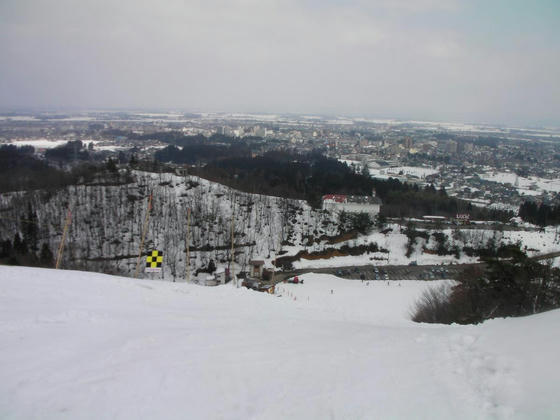 1210　白旗山コース、日本スキー発祥記念館、ロッジレルヒと高田の町並み。Pには15台ほど…一応土曜の昼なんですが…