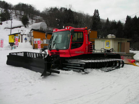 1305　シングルリフト1本のスキー場には似合わない？圧雪車