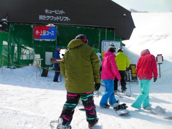 1010　他は緩斜面過ぎるので、このリフトに集中します。若干の待ち時間がありました