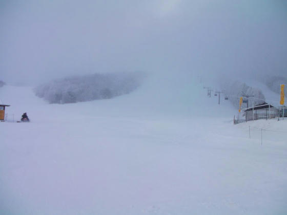 823　予報より回復が遅れていて、山頂部は霧・雲の中。おまけに小雪もちらついています