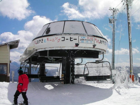 1218　天狗クワッド山頂。小屋ではなく屋根タイプの降り場でした。コマーシャルの入っているのは珍しいかも？