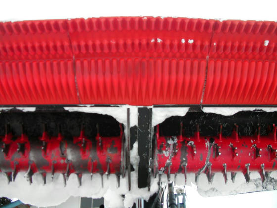 1032 滅多に見られないグルーミングの心臓部?下のミルで雪を砕き、上のプレートでコーデュロイ模様を作るようだ