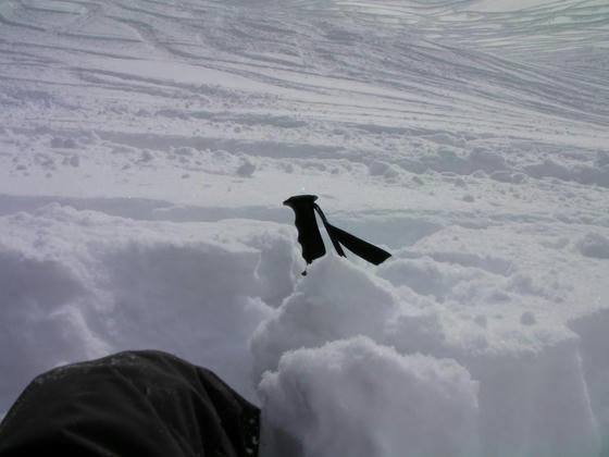 1354　驚愕の積雪量。ストックは軽く刺しただけでグリップ付近まで、板を脱いだら太腿中間くらいまで、、、