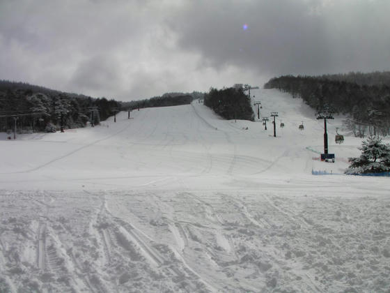 912　圧雪車の燃料不足で平日は未圧雪とのことでしたが、安全性を考慮して急遽圧雪したようです。私達にはちょっと残念でしたが、来場者がほとんどシニアな方だったのを思うと、この決断は正解でしょう。アラフィフは洟垂れの若造でした(苦笑)