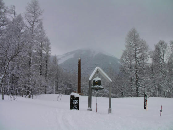 931　山頂はいつもの風景で出迎えてくれました。幸せの鐘の碑は「幸せの」までしか見えませんが(笑)