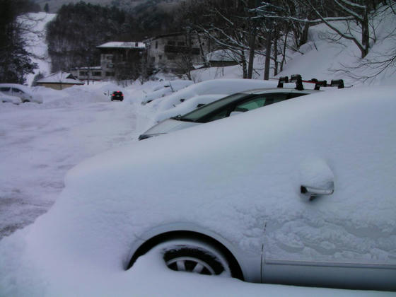 730　宿泊者の車にはどっさりと雪が！雪降ろしは手でやってる人も居ました。軽いので楽だと・・・