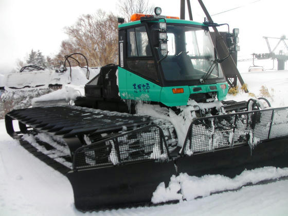 1555 FISコースのスタートにあった圧雪車