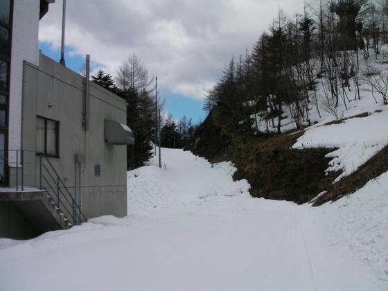 1052 左の建物が山頂レストラン。その横の林道を登ります
