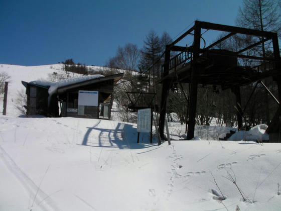 1402　リフト乗場到達。ふと違和感が、、、索道のワイヤーが風雪に耐えかねてか？切れていました