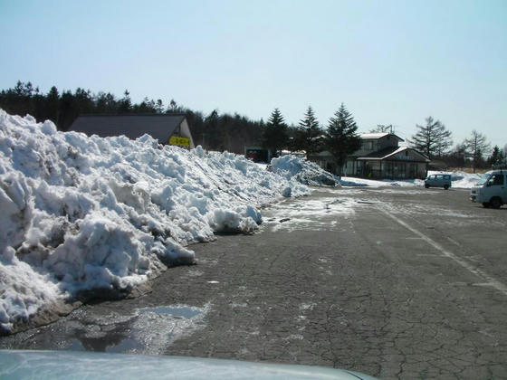 1445　霧ヶ峰スキー場の駐車場。1～2月は殆ど雪は無かったのに・・・