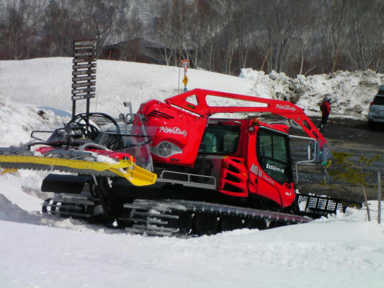 1102　ピステンブーリー400(PB400)ウィンチ付き。この後スクランブル発進(いや予定行動だと思いますがorz)していきました