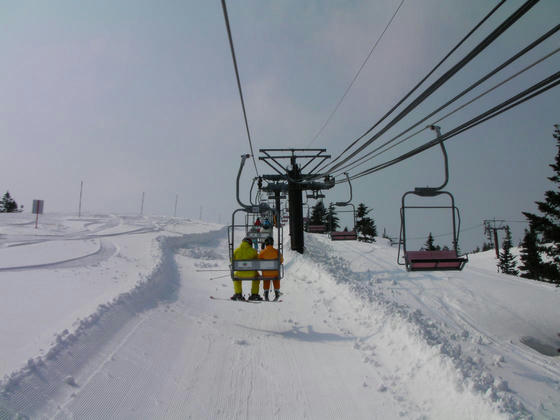 1350 残雪が多く、足が付きそうな所もありました。搬器が吊る下げられたまま、どうやって圧雪車は入ったのでしょう???