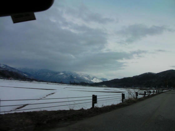 728　佐野坂SGを左折して進んだ田園地帯は残雪で真っ白。田起こしはまだまだ先か？