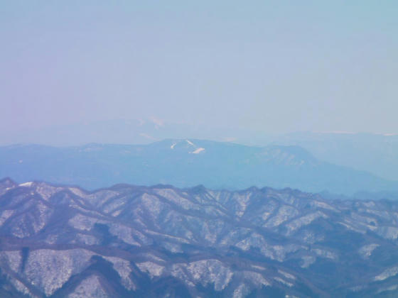 1335　閉鎖となった聖山パノラマスキー場の奥に八ヶ岳(蓼科山)