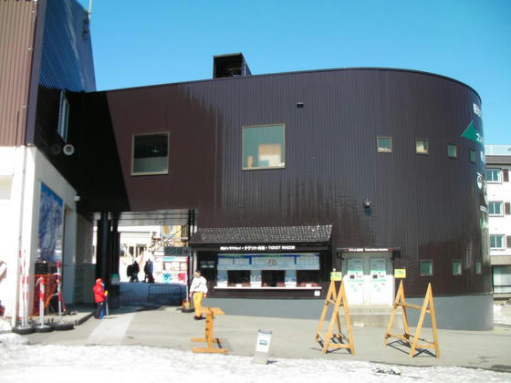 1400 リニューアルしたゴンドラ山麓駅