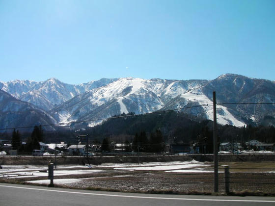 1424　五竜。いいもりＧはかなり土が見えていたが、とおみは滑って下山できる模様