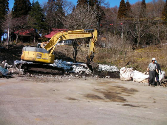 1438　4/3にはまだ建屋の柱が残っていたが、今日は基礎を取り壊し中のドライブイン海ノ口。貴重な朝食＆トイレの供給場所だった